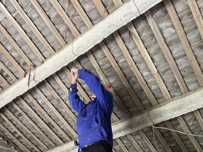 村企合作送安全——關(guān)愛(ài)孤老，電力維修志愿服務(wù)